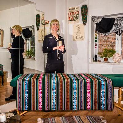 Massage Studio Lisa by the Mirror with Table
